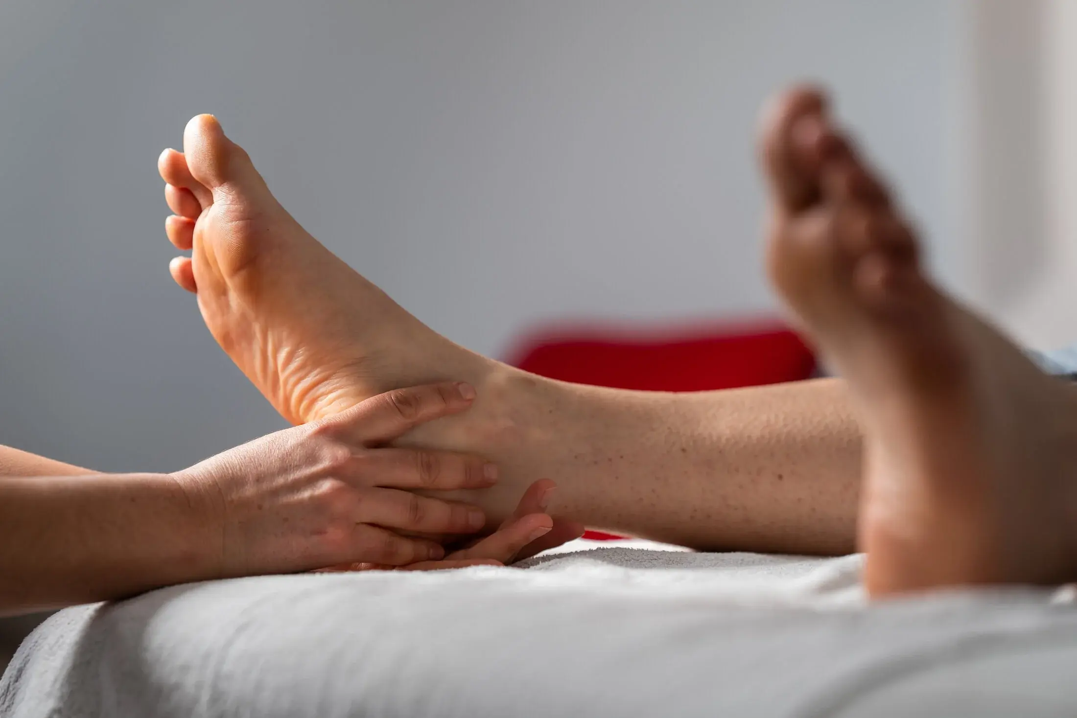 Fauteuil de relaxation et ambiance douce pour réflexologie