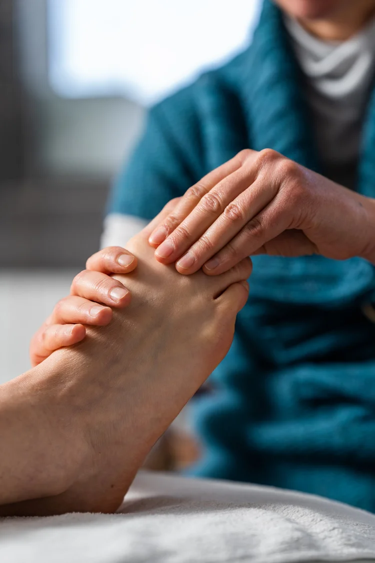 Vue de la table de massage et de l'espace de soin