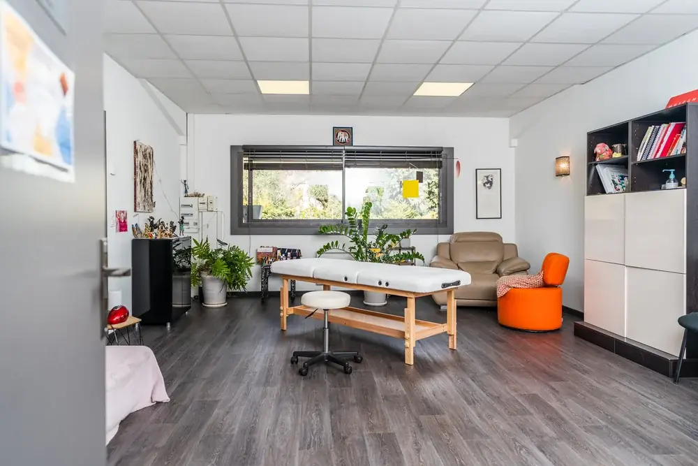 Table de massage confortable pour soins de réflexologie